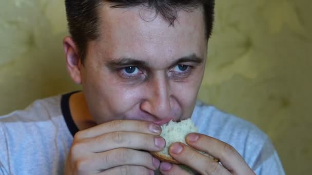 Carino Giovane Uomo Caucasico Affamato Con Appetito Sta Mangiando Panino — Video Stock