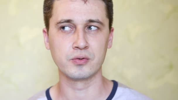 Mladý Pohledný Kavkazan Hovoří Dívá Kamery Stranu Zblízka — Stock video
