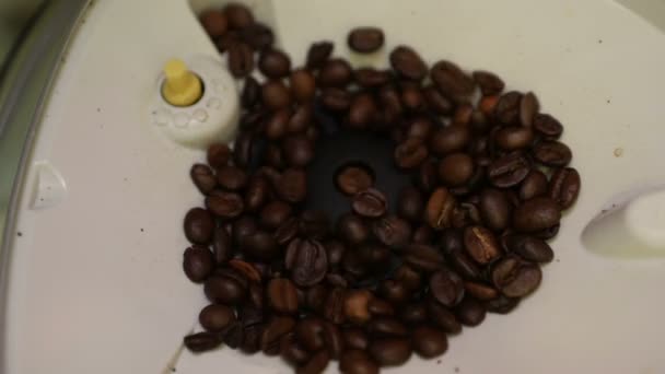 Kaffebryggare Kotletter Doftande Kaffebönor För Morgonkaffe Närbild Slow Motion — Stockvideo