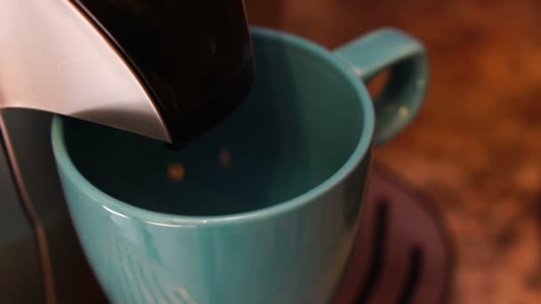 Koffiemachine Bereidt Verse Smakelijke Aromatische Koffie Ochtend Met Schuimend Gegoten — Stockvideo