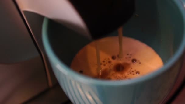 コーヒーマシンは 青いマグカップに注がれた泡立ちの朝のコーヒー 新鮮なおいしいと香りの朝のコーヒーを準備し クローズアップ — ストック動画