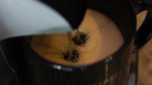 Mașina Cafea Prepară Cafea Proaspătă Gustoasă Aromată Dimineață Spumă Turnată — Videoclip de stoc
