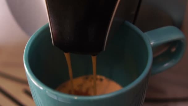 コーヒーマシンは 青いマグカップに注がれた泡立ちの朝のコーヒー 新鮮なおいしいと香りの朝のコーヒーを準備し クローズアップ — ストック動画