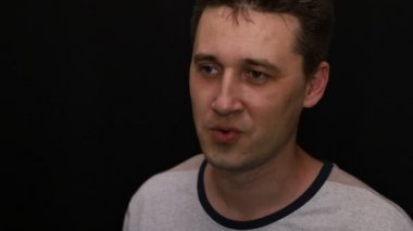 sakin genç yakışıklı beyaz adam onun duygu yakın çekim gösterir