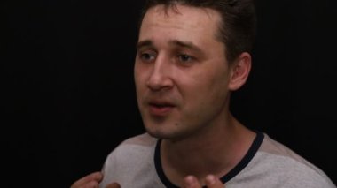sakin genç yakışıklı beyaz adam onun duygu yakın çekim gösterir