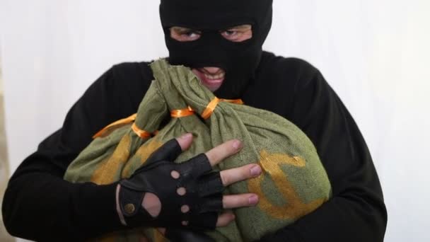 Joven Ladrón Caucásico Pasamontañas Pistola Con Una Sonrisa Placer Abrazando — Vídeo de stock