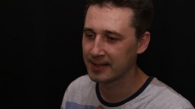 mutlu genç yakışıklı beyaz adam onun duygu yakın çekim gösterir