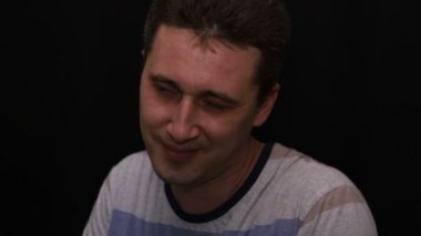 utanç genç yakışıklı beyaz adam onun duygu yakın çekim gösterir