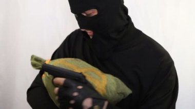 Bir silah ile genç Çetin kafkas soyguncusu bir torba para ve avın içinde sevinirler, yakın çekim