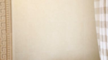 Genç yakışıklı beyaz adam aynaya yansımada yüzünü yıkama, yakın çekim