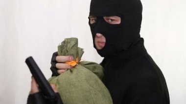 Bir tabanca ile bir silah dansları ile genç şımarık Kafkas soyguncu ve avında, yakın çekim sevinirler