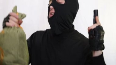 Bir tabanca ile bir silah dansları ile genç şımarık Kafkas soyguncu ve avında, yakın çekim sevinirler