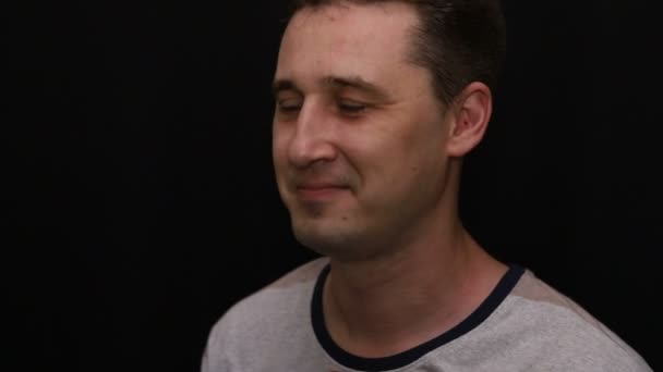 Froher Junger Gutaussehender Kaukasier Zeigt Seine Emotionen Aus Nächster Nähe — Stockvideo