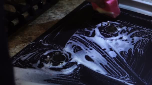 一个年轻人的手在厨房里洗煤气炉 海绵用泡沫洗涤剂特写 — 图库视频影像