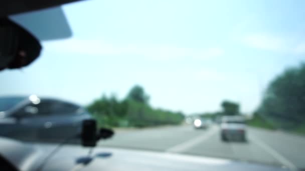 車の中から交通ビデオ 焦点が合っていない 遠い計画 — ストック動画