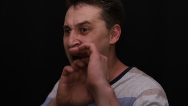 Assustador Jovem Bonito Caucasiano Homem Mostra Sua Emoção Close — Vídeo de Stock