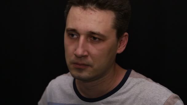 Glad Ung Vacker Kaukasiska Mannen Visar Sin Känsla Närbild — Stockvideo