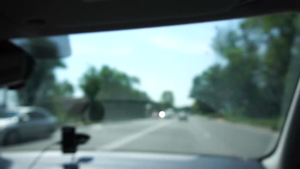 車の中から交通ビデオ 焦点が合っていない 遠い計画 — ストック動画