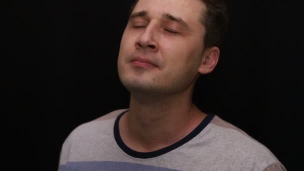 Feliz Jovem Bonito Caucasiano Homem Mostra Sua Emoção Close — Vídeo de Stock