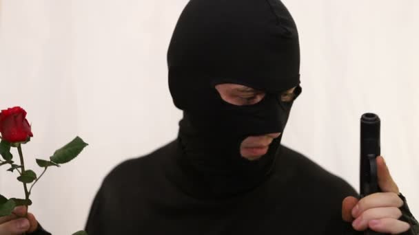 Concept Guerre Paix Jeune Cambrioleur Caucasien Avec Pistolet Une Rose — Video