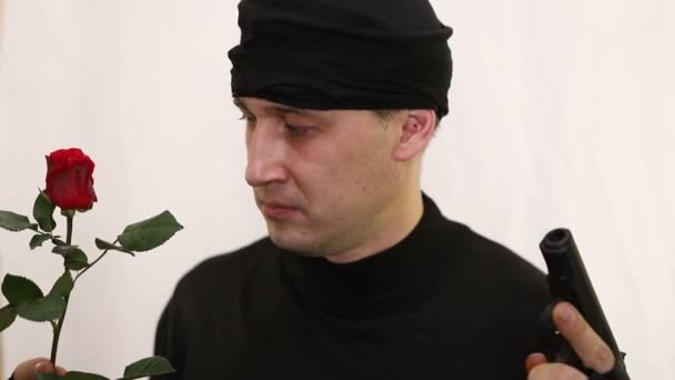 Концепция Войны Мира Молодой Кавказский Грабитель Пистолетом Розой Выбирает Войне — стоковое видео