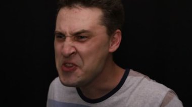 kızgın genç yakışıklı kafkas adam yakın çekim duygularını gösterir