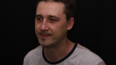 kızgın genç yakışıklı kafkas adam yakın çekim duygularını gösterir