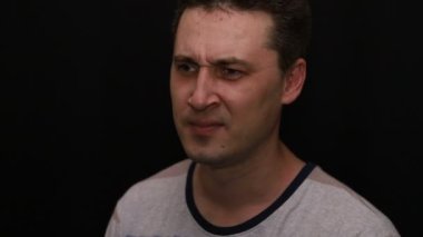 kızgın genç yakışıklı kafkas adam yakın çekim duygularını gösterir
