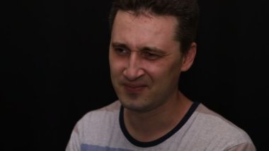 kızgın genç yakışıklı kafkas adam yakın çekim duygularını gösterir