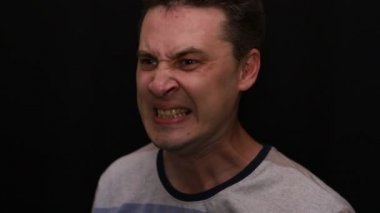 kızgın genç yakışıklı kafkas adam yakın çekim duygularını gösterir