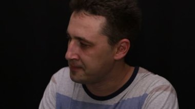 kızgın genç yakışıklı kafkas adam yakın çekim duygularını gösterir