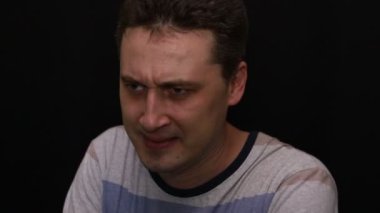 kızgın genç yakışıklı kafkas adam yakın çekim duygularını gösterir