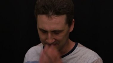 kızgın genç yakışıklı kafkas adam yakın çekim duygularını gösterir