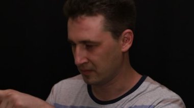 kızgın genç yakışıklı kafkas adam yakın çekim duygularını gösterir