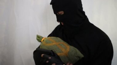 Bir silah ile genç Çetin kafkas soyguncusu bir torba para ve avın içinde sevinirler, yakın çekim