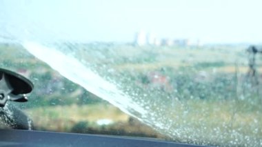 Cam Yıkayıcı püskürtme ön cam üzerinde sıçrama, temizler kir ve toz yüzeyden, yakın yukarı ve kabin dışında