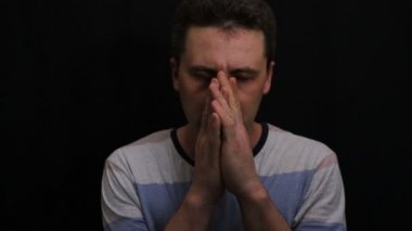 Genç yakışıklı adam üzücüdür onun duygu yakın çekim gösterir