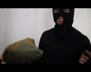 Bir tabanca ile genç arsız Kafkas soyguncusu avında para ve sevinirler bir çanta fırlatır, yakın çekim