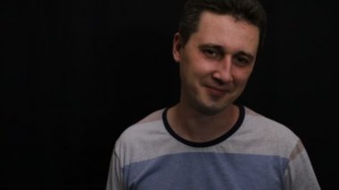 hevesli genç yakışıklı beyaz adam onun duygu yakın çekim gösterir