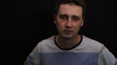 hevesli genç yakışıklı beyaz adam onun duygu yakın çekim gösterir