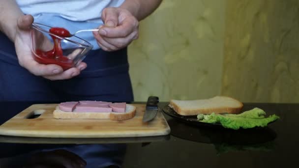 Genç Adam Kendini Ekmek Sosis Yeşil Salata Ketçap Iki Parça — Stok video