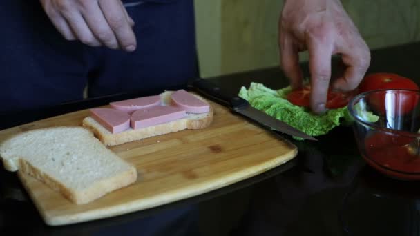Jonge Man Maakt Zichzelf Een Smakelijke Sappige Sandwich Van Twee — Stockvideo