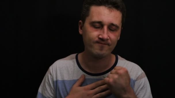 Hartverscheurende Jonge Knappe Blanke Man Toont Zijn Emotie Close — Stockvideo