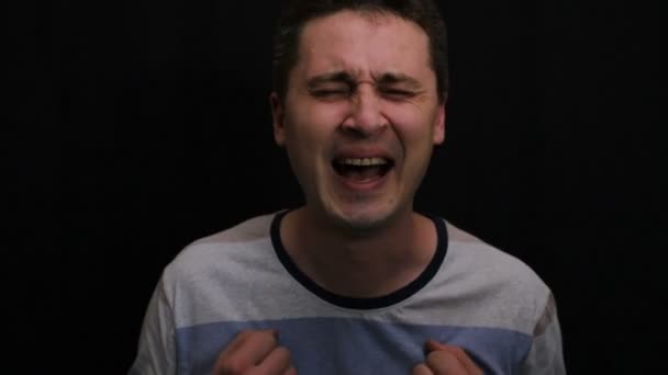 Emocionante Jovem Bonito Caucasiano Homem Mostra Seu Emoção Close — Vídeo de Stock