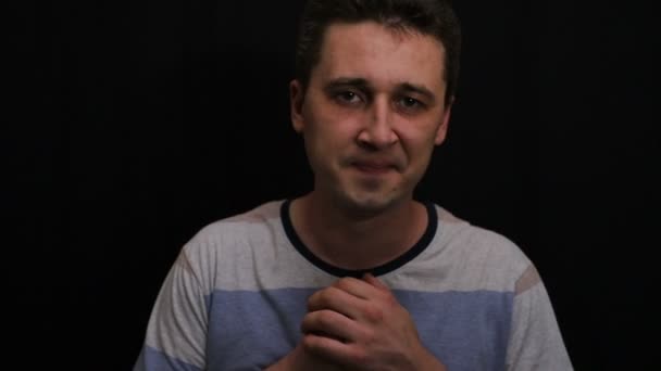 Hjärtskärande Unga Stilig Kaukasiska Mannen Visar Sin Känsla Närbild — Stockvideo