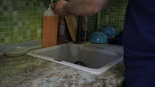 Joven Lavando Los Platos Con Detergente Bajo Agua Corriente Cerca — Vídeo de stock