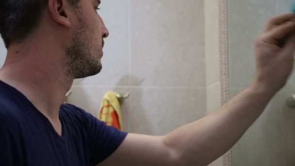 Ung Stilig Kaukasiska Man Med Skägg Och Mustasch Tvättar Spegel — Stockvideo