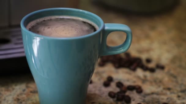 Skummande Uppfriskande Nybryggt Morgonkaffe Snurrar Ett Blått Glas Närbild — Stockvideo