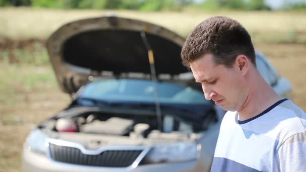 Mladý Pohledný Aukasianský Řidič Stojí Vedle Rozbitého Auta Volá Servisní — Stock video