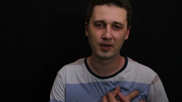 Nadšený Mladý Pohledný Kavkazan Ukazuje Jeho Emoce Zblízka — Stock video